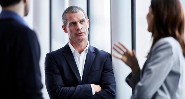 FOTO 4 | 4. Posición de los brazos
Los brazos cruzados son una postura defensiva que puede adaptar una persona insegura o que se resiste a lo que está viviendo. En mi experiencia, esta gente suele dar demasiadas excusas y ser desagradable por naturaleza. Tampoco les gusta preguntar o pedir ayuda. (Foto: Getty)