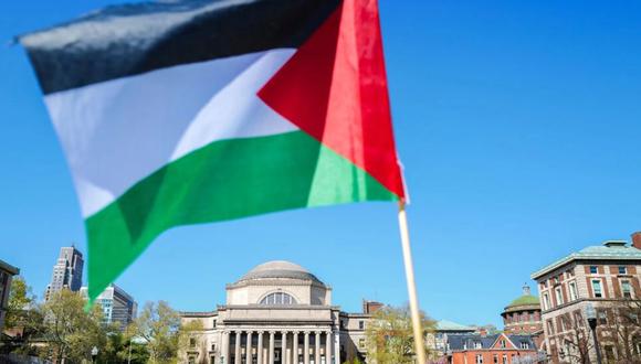 Una bandera palestina se ve alrededor del campamento de protesta en el campus de la Universidad de Columbia en Nueva York. (fOTO: AFP)