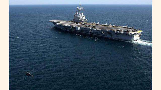 El portaaviones Charles de Gaulle en una misión contra el yihadismo en Irak en febrero de 2015. El buque es el único de Francia y está propulsado por dos reactores nucleares, un sistema que también incoporan portaaviones estadounidenses.