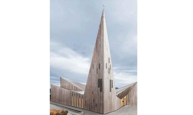 Knarvik Community Church, Noruega. Esta llamativa edificación es un templo. La iglesia se inauguró en 2014 en Knarvik, una población de 5.000 habitantes en Noruega. La propuesta de Reiulf Ramstad Arkitecter emplea como material de edificación duramen de p