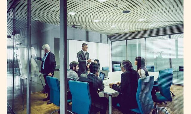 Sentido de pertenencia y vínculo emocional: Los empleados precisan estar conectados a un proyecto de dimensiones más grandes y otorgar a su trabajo de significado y sentido. En este sentido, debatir sobre el futuro, los problemas o la estrategia a seguir 