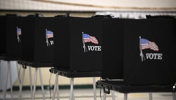 Las cabinas de votación se ven en el colegio electoral de la Escuela Primaria Glass en Eagle Pass, Texas, el 8 de noviembre de 2022. (Foto de Mark Felix / AFP)