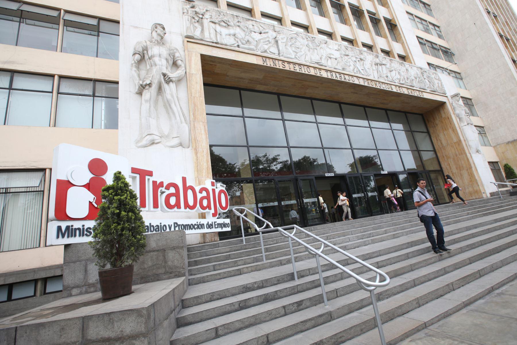 El nuevo viceministro Cuadros Luque trabajó en la Gerencia de Políticas de Gestión de la Autoridad Nacional del Servicio Civil – Servir, desde el 2015 hasta la actualidad.