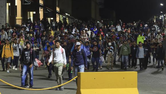 Migrantes de diferentes nacionalidades salen de la Gran Central Metropolitana, en la ciudad San Pedro Sula al norte de Honduras. (Foto de José Valle / EFE)