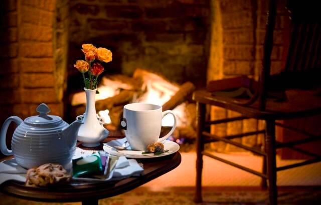 FOTO 45 | CONSIDERA TODAS LAS OPCIONES DE ALOJAMIENTO. Si quieres alejarte de una experiencia única y reducir los costos, considera opciones alternativas, "desde sitios que ofrecen alojamiento con el desayuno incluido y hostales que tienen habitaciones privadas hasta alquileres de casas y apartamentos", dice Schlichter. Y si sabes que vas a querer aprovechar las comodidades específicas, como un gimnasio, una piscina y diversas opciones para comer en el lugar, considera hospedarte en régimen de todo incluido, con comidas, actividades diarias y entretenimiento en un paquete que tenga una tarifa predecible. Si estás contemplando dónde alojarte en una escapada en familiar, un todo incluido es una opción particularmente atractiva que tiene actividades apropiadas para personas de diferentes edades dirigidas a niños pequeños y preadolescentes. Como beneficio adicional, algunos sitios que ofrecen todo incluido incluso brindan servicios de cuidado de niños (léase: guardería gratuita), lo que permite a los padres disfrutar de tiempo de calidad a solas. (Foto: Getty)