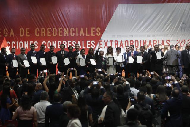 La bancada de Alianza para el Progreso saluda a los asistentes tras la ceremonia de entrega de credenciales. (Foto: César Campos / GEC)