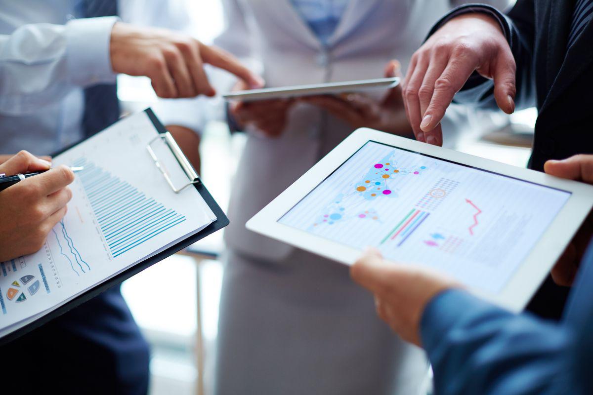 Foto 1 | TIENEN VOCACIÓN DE HINCHAS: Según cifras de OLX Perú, el año pasado, durante los meses previos a los partidos decisivos de Perú en las eliminatorias de Rusia 2018, hubo un incremento en las ventas en la categoría de electrónicos. Se vendieron un promedio de 7,400 unidades al mes en agosto, septiembre y octubre, el 28% de éstas fueron de la subcategoría de televisores.  A ello se suma, la previa a los amistosos en el mes de marzo de 2018, en febrero los anuncios y visitas a esta subcategoría aumentaron en 27% y 30%, respectivamente, en comparación al mismo periodo del año pasado. (Foto: iStock)