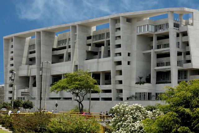 El edificio ubicado en el distrito de Barranco fue levantado al borde de un acantilado y tiene una sorprendente vista del malecón y del mar. (Foto: Diana Chávez)
