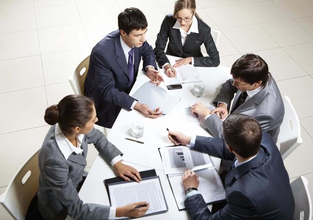 FOTO 8. SIEMPRE BUSCA GENTE TALENTOSA. Una vez armado un equipo ganador, no te cierres a nuevos talentos. Directores como Taika Waititi, Ryan Coogler o los Hermanos Russo se incorporaron a Marvel cuando estaba en un muy buen momento con Jon Favreau y Joss Whedon triunfaba con The Avengers. La incursión de estos directores permitió inyectar nuevos estilos que refrescaron a los personajes y la forma de contar historias. Recuerda que siempre hay gente talentosa allá afuera que puede llevarte de ser bueno a ser excelente.