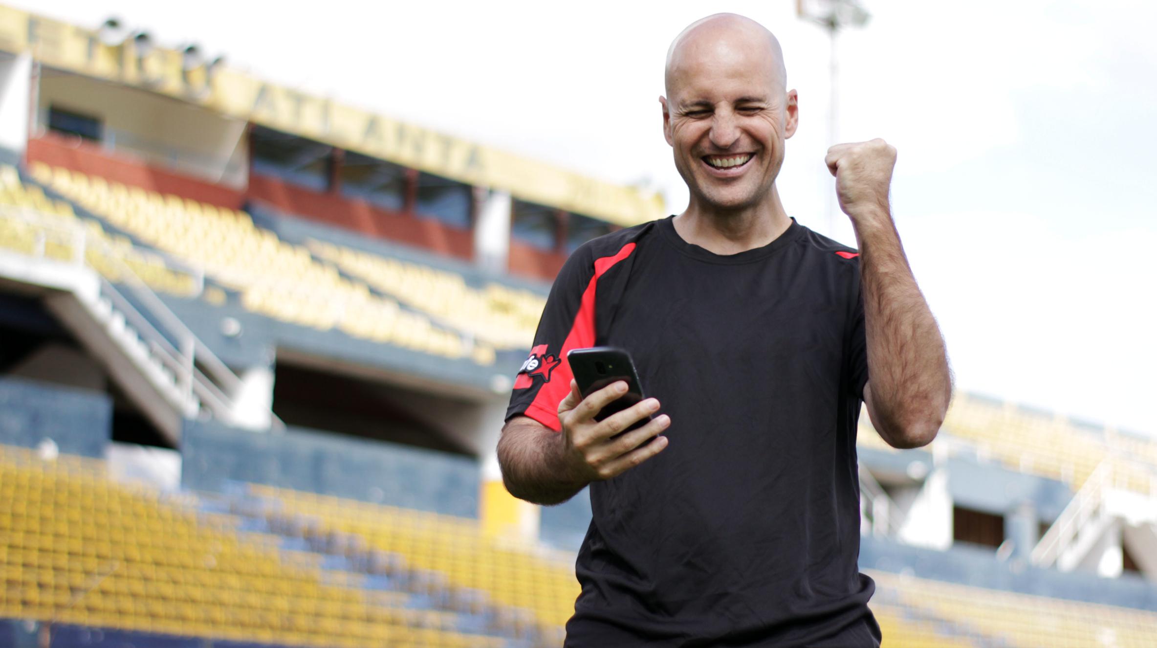Bonnet fue subcampeón de la Copa Libertadores con el Sporting Cristal en el año 1997.