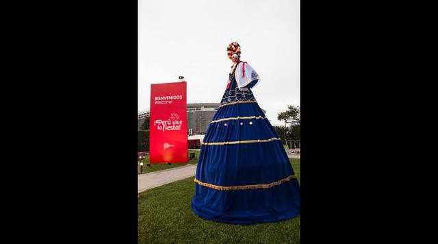Al ingresar al Parque de la Reserva, los invitados fueron recibidos por cinco personajes de cuatro metros de altura que representaron a las Pallas de Corongo, en Áncash. (Foto: Promperú)
