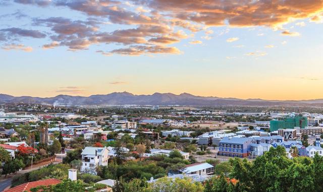 Foto 25 | Dónde: Windhoek, Namibia. Emily McNutt, editora asociada de The Points Guy, comenta: “Con tanto que ver en Namibia, Windhoek, la capital del país, es solo el punto de salto. Lo mejor de todo es que el dólar de EE. UU. es lo suficientemente fuerte como para hacer que los viajes, el alojamiento y las actividades sean relativamente baratos en el país, incluso para algunas experiencias de lujo. Windhoek es barato en sí mismo y tiene mucho que ver, entre explorar las escenas locales como en Namibia Craft Center y comprobar la influencia alemana de la ciudad como en la iglesia Christuskirche. Las propiedades de cinco estrellas, como Hilton Windhoek y The Olive Exclusive All-Suite Hotel se pueden reservar por menos de US$ 150 por noche, gracias en gran parte a la tasa de cambio preferible a dólares de Namibia. Pero algunos de los mejores lugares para ver se encuentran fuera de los límites de la ciudad. Considere viajes de un día o de varios días para obtener su solución al aire libre y para ver el impresionante paisaje y las dunas que conforman la mayoría del país. Los tours, que a menudo incluyen comidas, campamentos, actividades y más, se pueden encontrar a precios razonables. Si estás más interesado en ver el hermoso país por tu cuenta, considera alquilar un auto y conducir a todos los lugares de interés. Las entradas a los parques nacionales, como el Parque Nacional de Etosha, cuestan tan solo US$ 6 por día. En todo el país, no anticipe gastar mucho en comida: puede encontrar una buena comida local por menos de $ 10 por comida”.