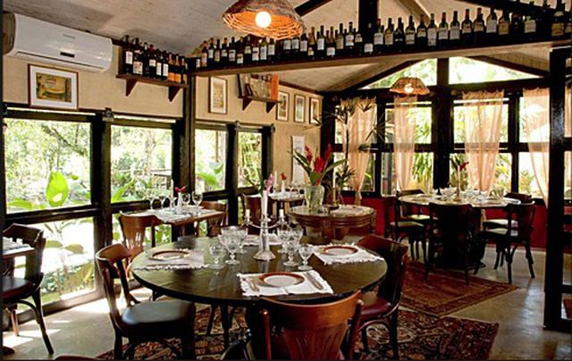 8. Voila Paraty, Brasil. París cobra vida en este salón decorado con objetos antiguos, carteles y fotos de la capital francesa. Sin embargo, basta echar una mirada fuera, a la terraza, para disfrutar del encanto tropical de los rápidos del río entre bambú