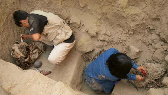 El descubrimiento en el complejo urbano de barro de Cajamarquilla ocurrió cerca de la cámara funeraria de unos tres metros de largo y a una profundidad de 1.40 metros, donde en noviembre se encontró la momia de quien ahora se presume sería una persona importante. (Foto: AFP)