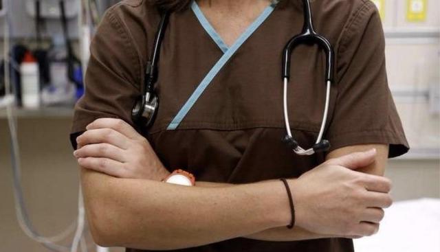 Trabajadores independientes. +Salud Seguro Potestativo: Lo ofrece Essalud, protege las principales enfermedades a cambio de un aporte mensual que varía según la edad del asegurado. Este seguro no establece pagos adicionales por consulta médica, días de hospitalización o servicios de emergencia. Puede acceder a este seguro toda persona residente en el país, nacional o extranjero, sin límite de edad, trabajadores independientes, universitarios, practicantes; que no se encuentren afiliados al SIS o a EsSalud a través de un empleador.