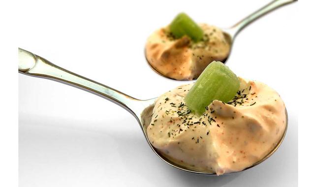 Helado de cardamomo. El cardamomo es un ingrediente popular en la repostería de la India. Sorprendente por su aroma único, en la India se sirve este delicioso y nutritivo helado que se acompaña con agua de rosa y pistachos con almendras. Cuando se derrite