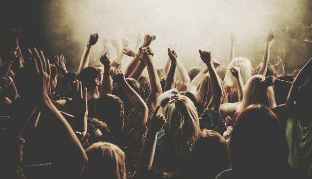 FOTO 14 | 14. Promotor de eventos. Si eres una persona muy social que va a muchas fiestas, antros y eventos musicales o deportivos y amas conectar con otra gente, ¿por qué no usar esto a tu favor? Los bares y antros locales necesitan promotores de eventos que platiquen sobre los eventos que van a tener y el mejor lugar para hacerlo son las universidades.

Aunque este trabajo antes era de campo (de ir repartiendo volantes por todos lados), ahora las redes sociales y la tecnología han facilitado mucho la labor y el trabajo se ha vuelto mucho más digital. Lo más probable es que esperen que promuevas un evento en Facebook, Twitter e Instagram para llegar a más estudiantes. Los sueldos en Estados Unidos empiezan en $12.75 la hora. (Foto: Getty)