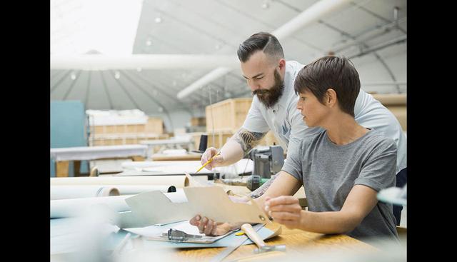 FOTO 5 | 5. SIN DOBLES SIGNIFICADOS
image
Es preferible no evocar ideas ambiguas, desagradables y chistosas. En España Mitsubishi, tuvo que cambiar el nombre del todoterreno más vendido de Japón y EEUU: se sustituyó "Pajero" por “Montero”. En Francia, la casa Mazda sacó su modelo MR2 (leído en francés ''emm er deux" (se pronuncia en merde).

Seat en Grecia llamó al modelo Málaga de otro modo, ya que Málaga en griego es Malaka ("excremento"). Y Ford desistió de sacar en Brasil el modelo Pinto ya que esa palabra significa en brasileño "con los genitales pequeños".