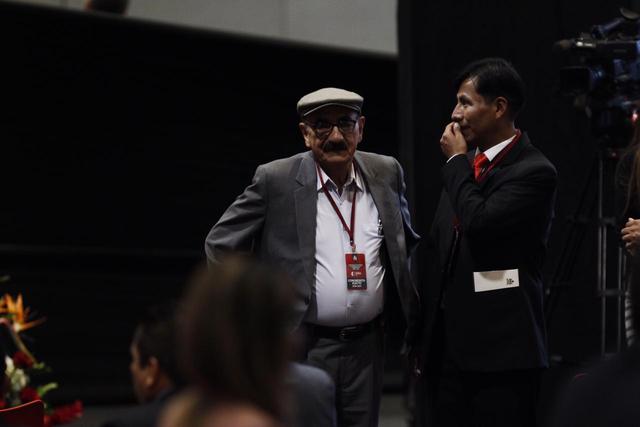 El congresista electo Enrique Fernández espera el inicio de la ceremonia de entrega de credenciales. (Foto: Leandro Britto / GEC)