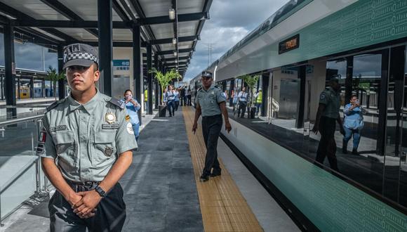 Miembros de la Guardia Nacional frente al Tren Maya en la estación Mérida-Teya, Yucatán.