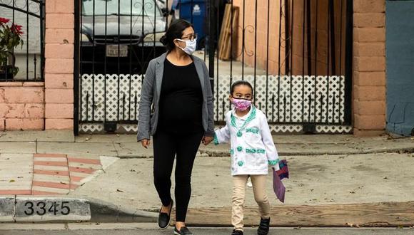Las mujeres con niños vieron reducida casi en un punto porcentual su participación laboral al inicio de la pandemia, con peores datos para las mujeres afroamericanas e hispanas. (EFE)